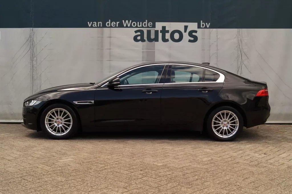 Jaguar XE (2017) — foto 1