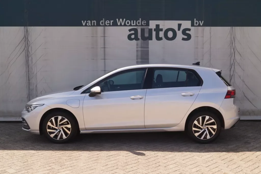 Volkswagen Golf (2024) — foto 1