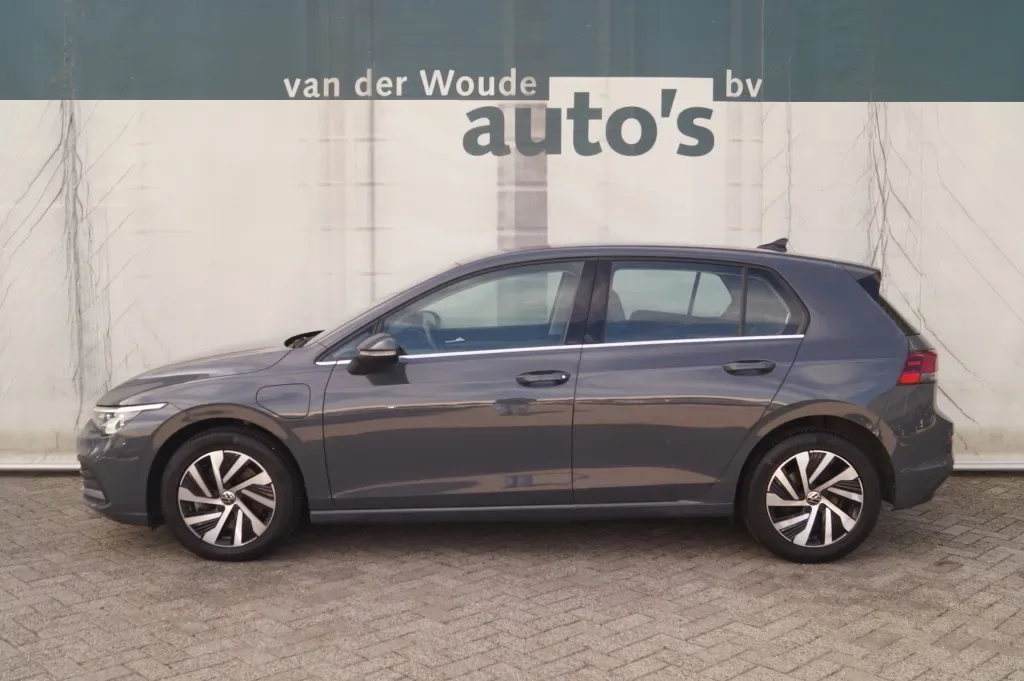 Volkswagen Golf (2022) — foto 1