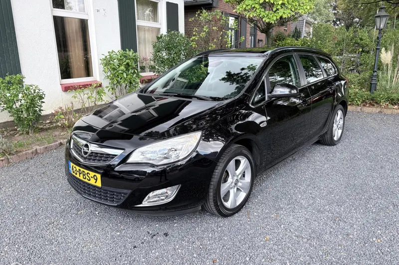 Opel Astra Sports Tourer (2011)