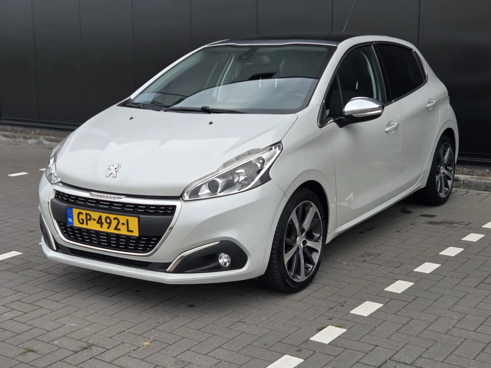 Peugeot 208 (2015) — foto 1