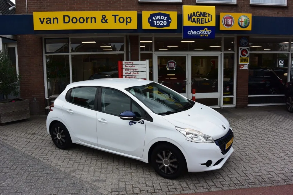 Peugeot 208 (2015) — foto 1