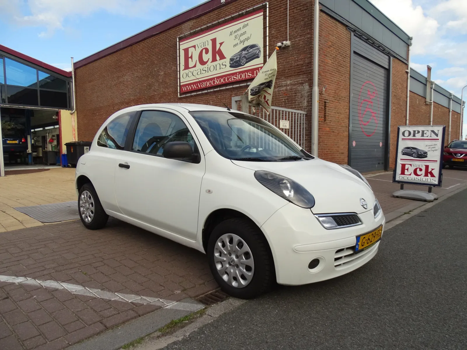 Nissan Micra (2010) — foto 1