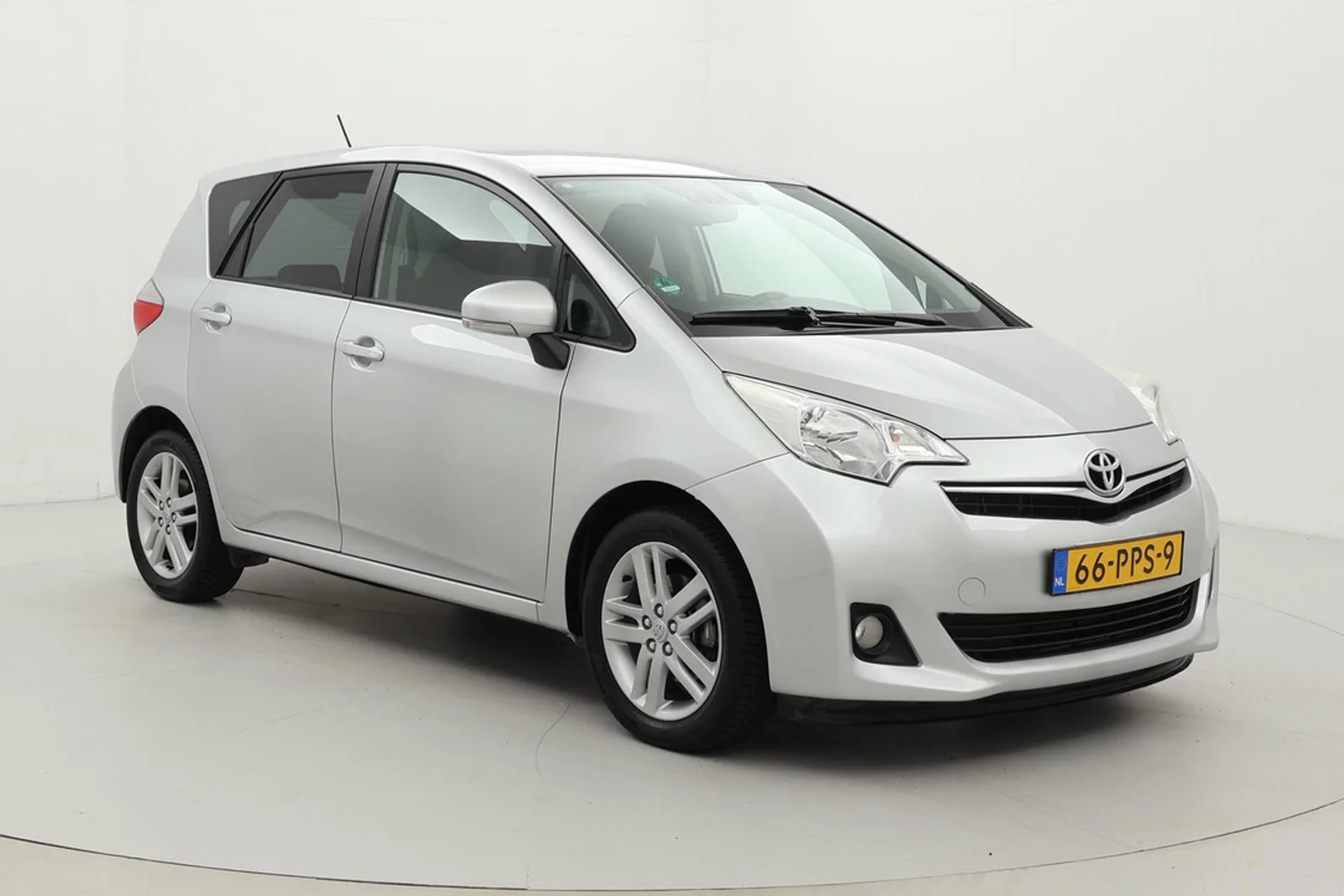 Toyota Verso S (2011) — foto 1