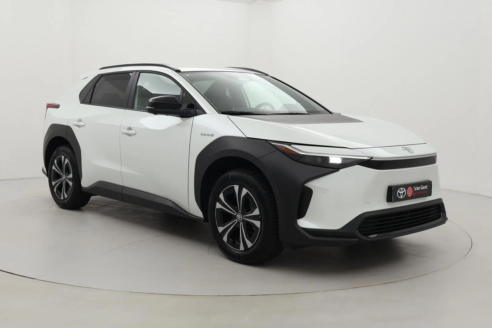 Toyota bZ4X (2023) — foto 1