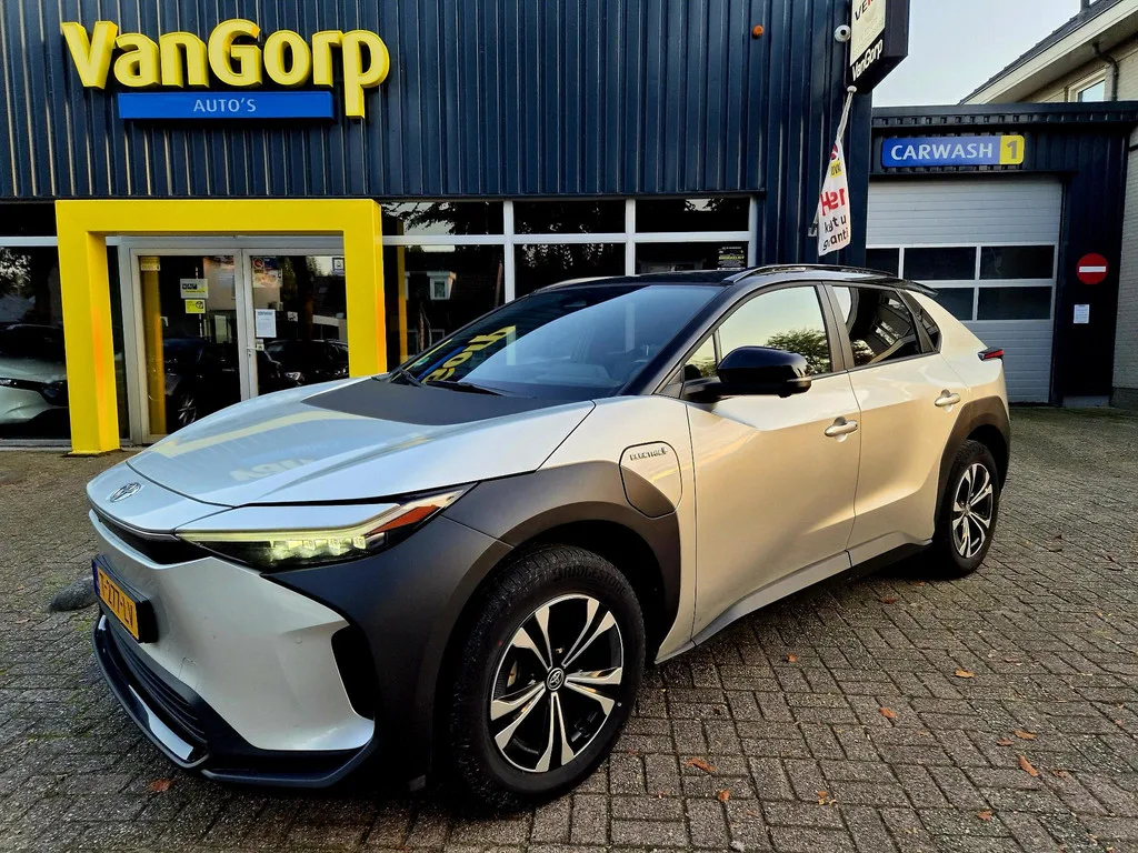Toyota bZ4X (2023) — foto 1