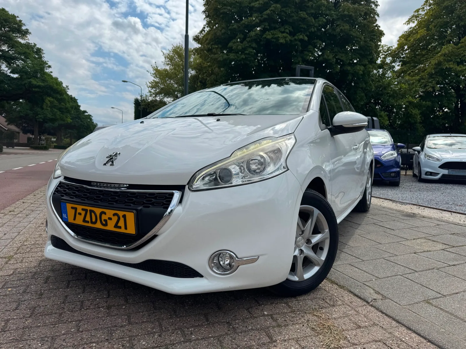 Peugeot 208 (2014) — foto 1