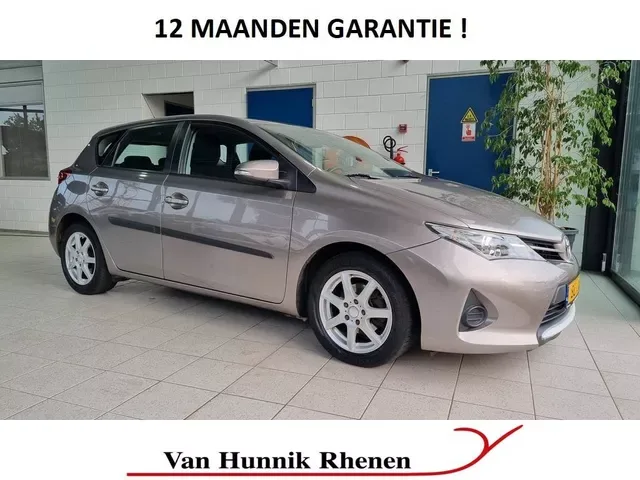 Toyota Auris (2015) — foto 1
