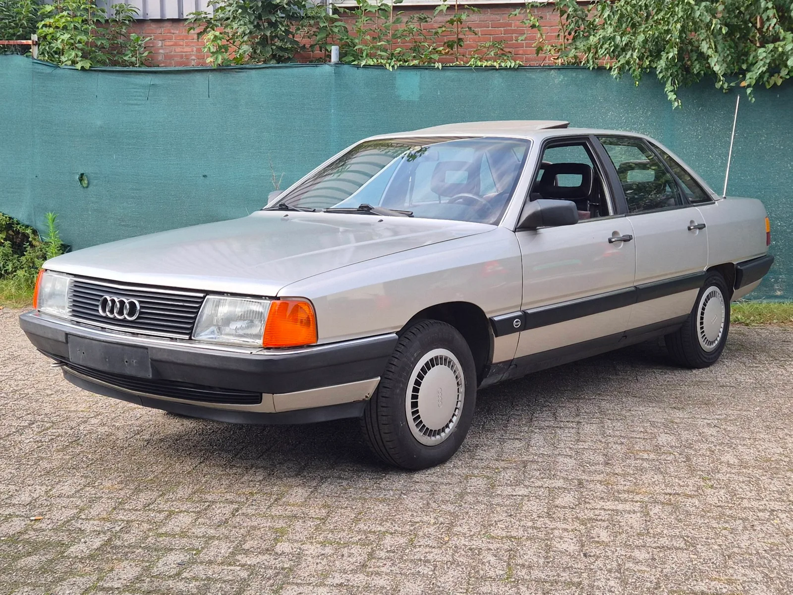 Audi 100 (1985) — foto 1