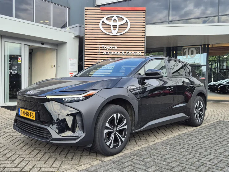 Toyota bZ4X (2023) — foto 1