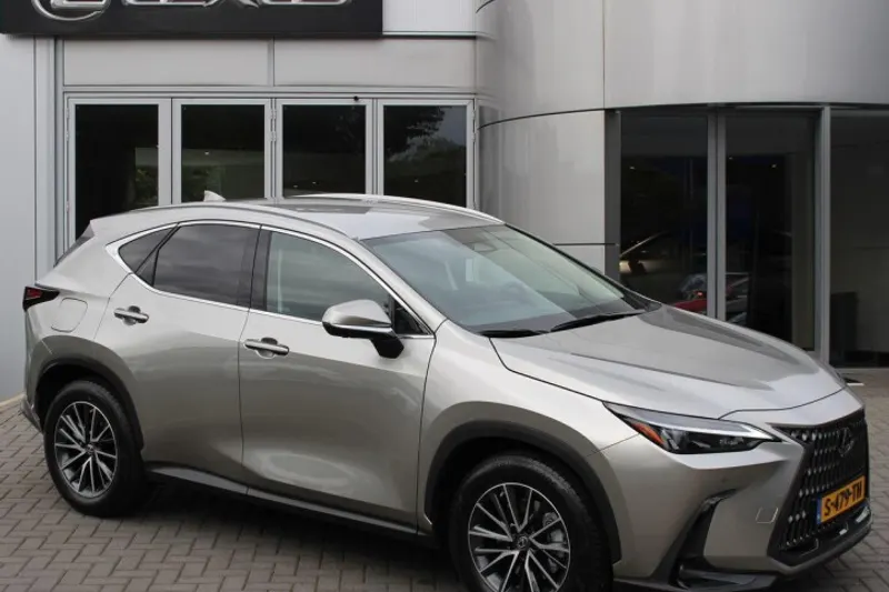 Lexus NX (2023)
