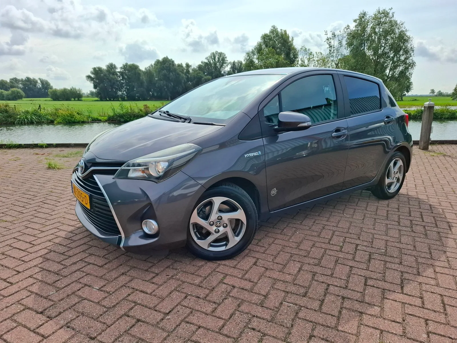 Toyota Yaris (2016) — foto 1