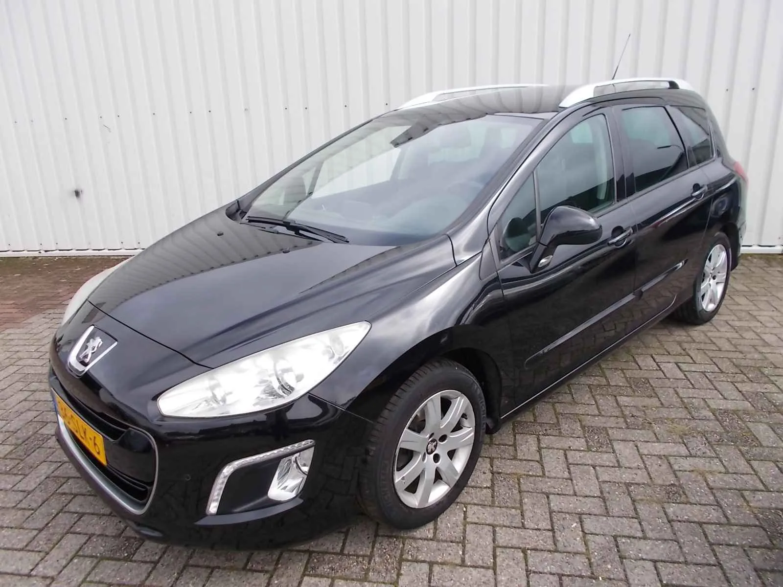 Peugeot 308 (2011) — foto 1
