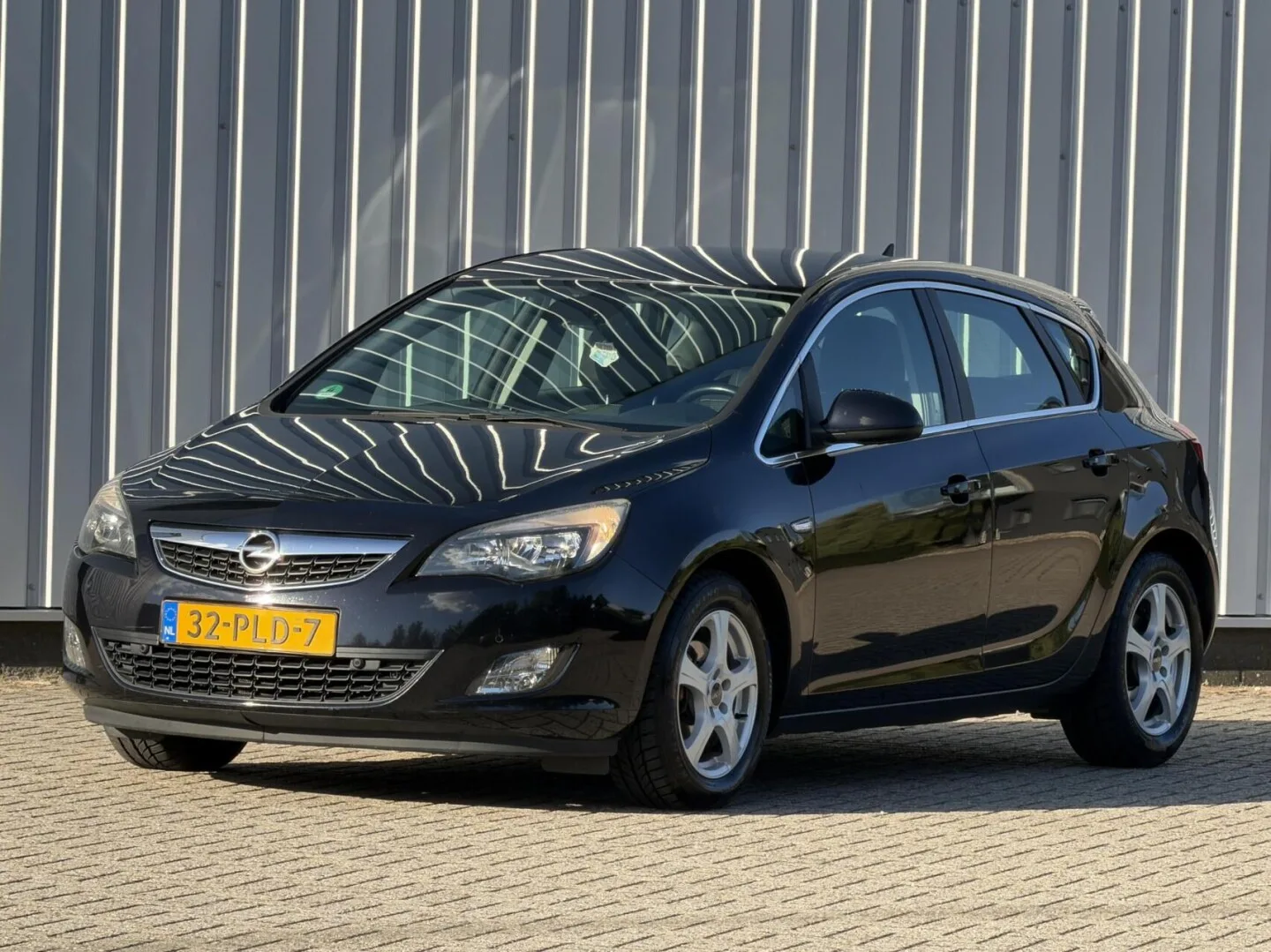 Opel Astra (2011) — foto 1