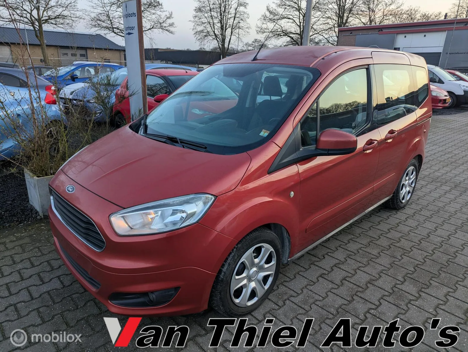 Ford Tourneo Courier (2015) — foto 1