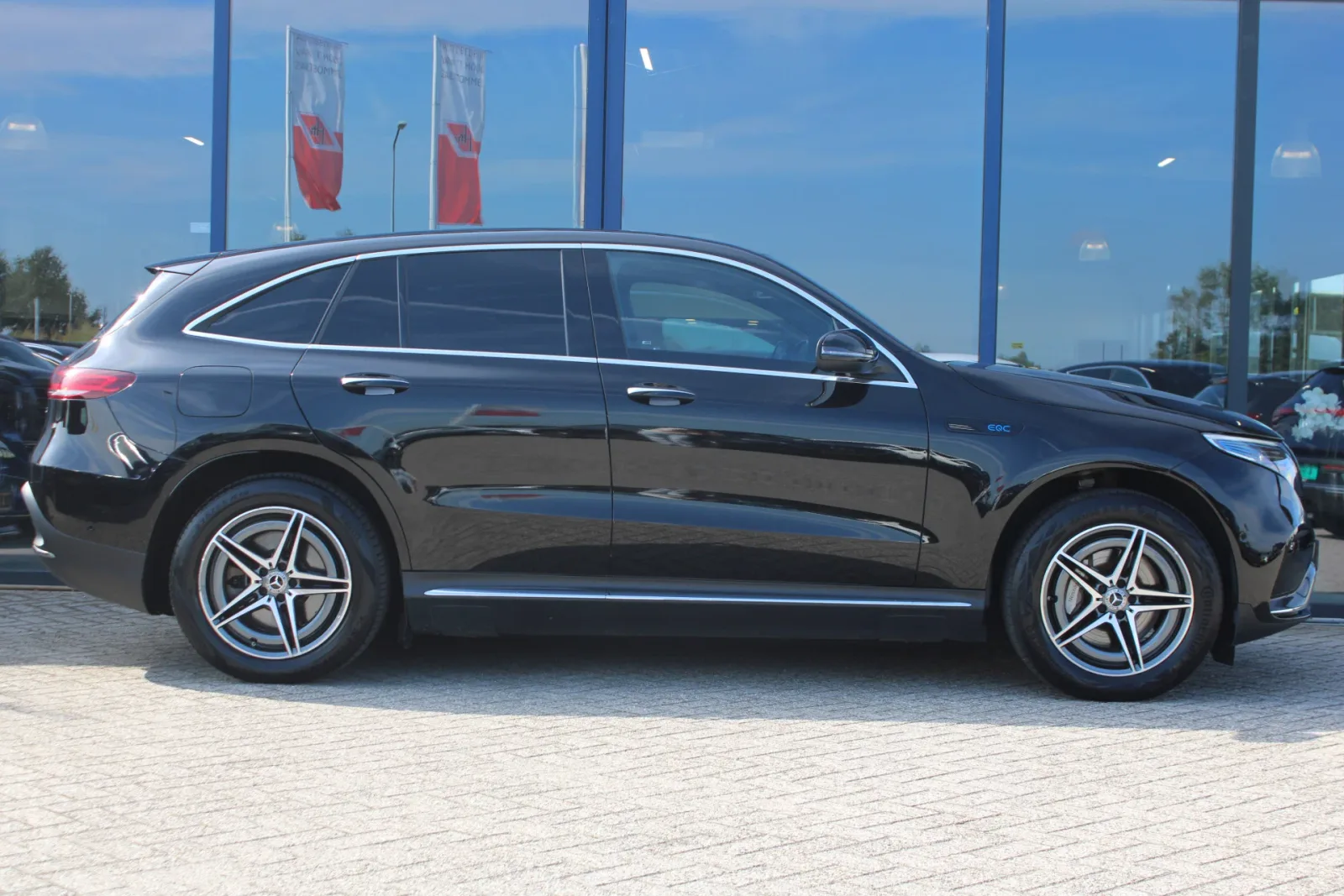 Mercedes-Benz EQC (2022) — foto 1