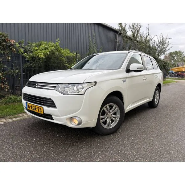 Mitsubishi Outlander (2014) — foto 1