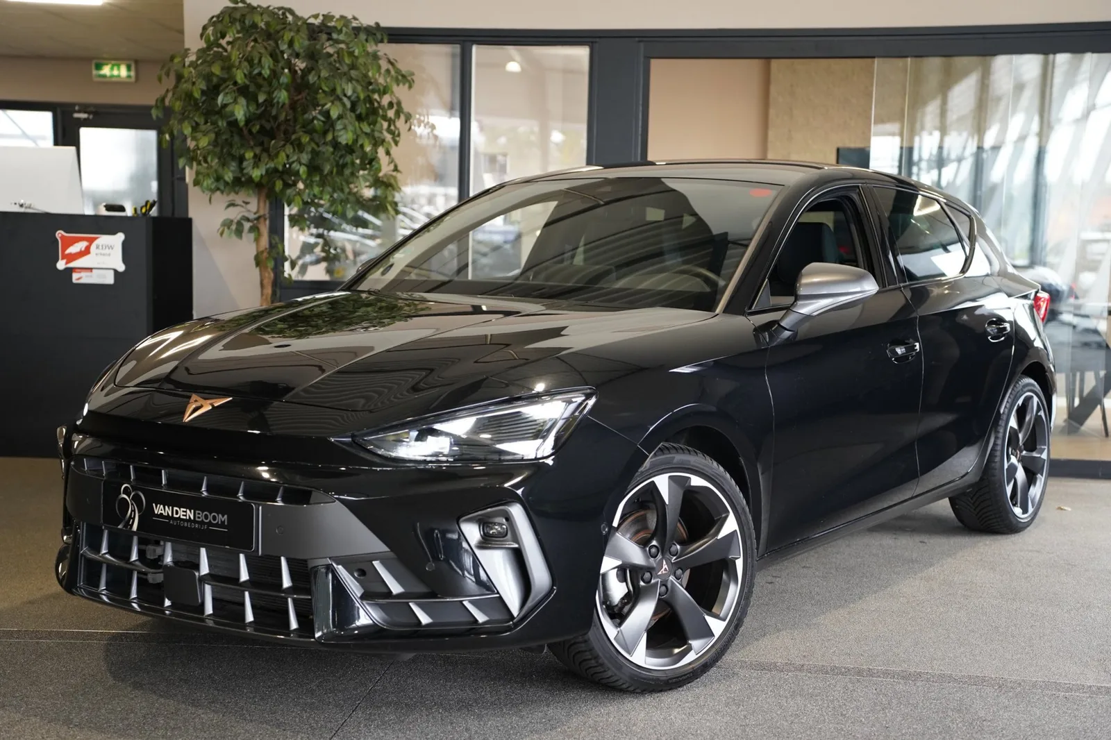 CUPRA Leon (2025) — foto 1