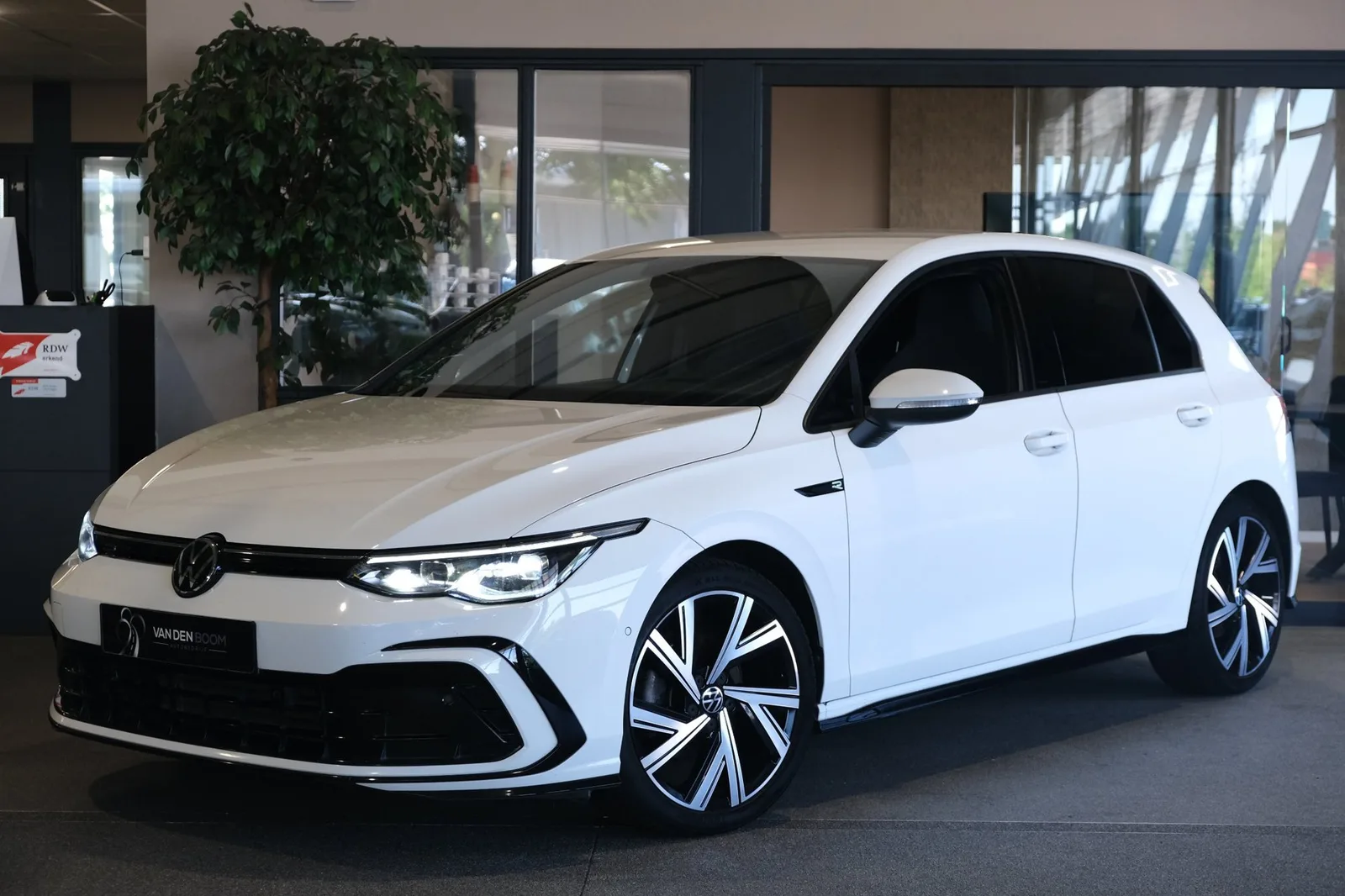 Volkswagen Golf (2023) — foto 1