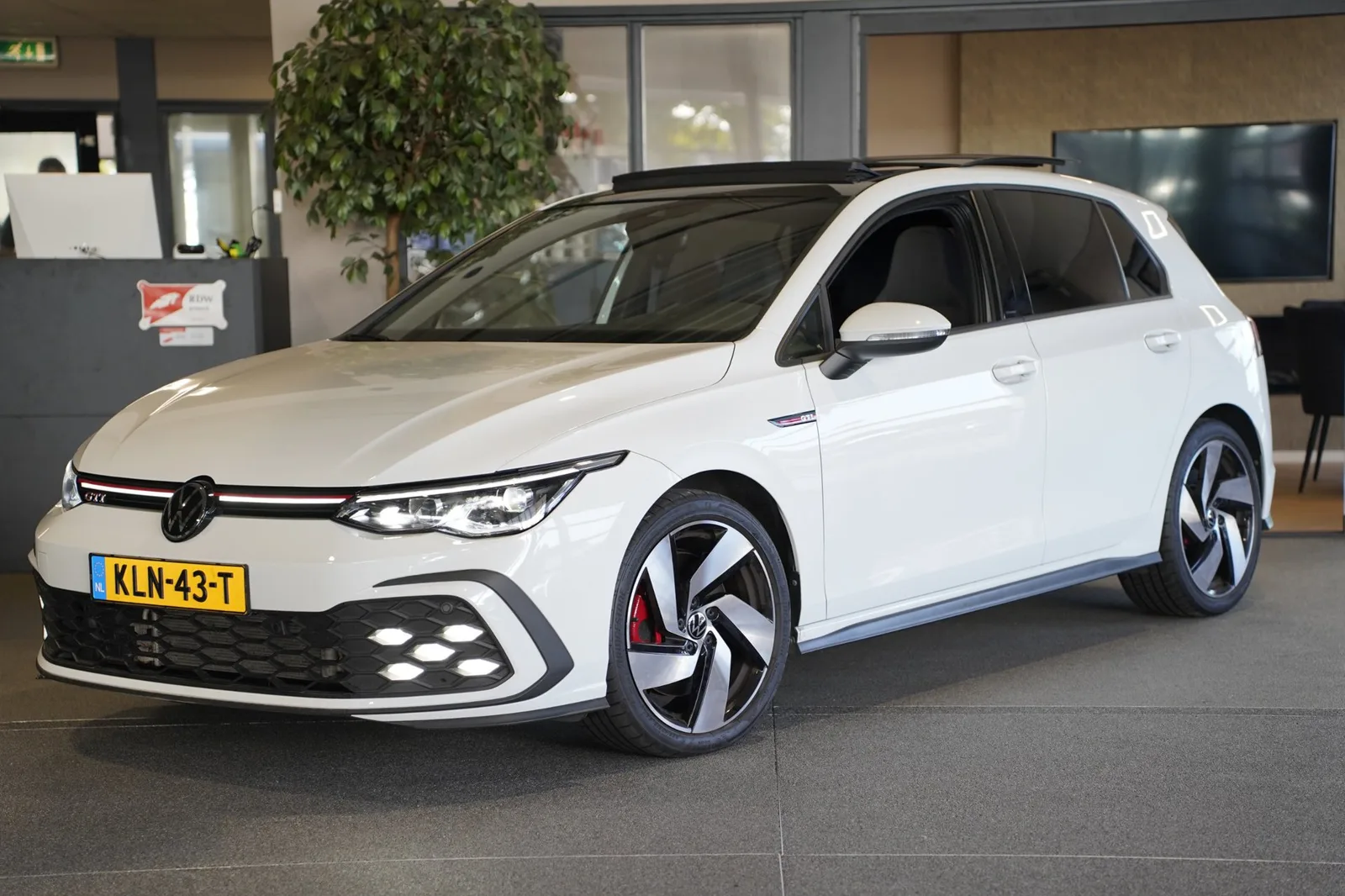 Volkswagen Golf (2024) — foto 1