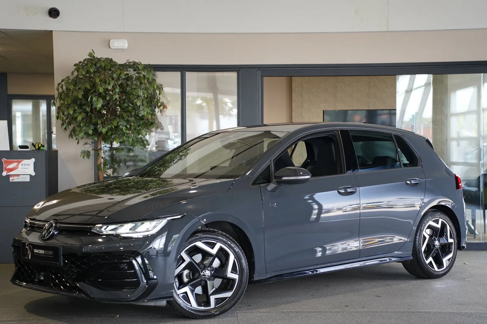 Volkswagen Golf (2024) — foto 1