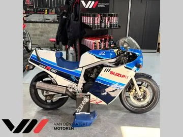 Suzuki GSX-R750 (1985) — foto 1