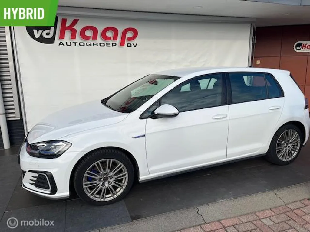 Volkswagen Golf (2019) — foto 1