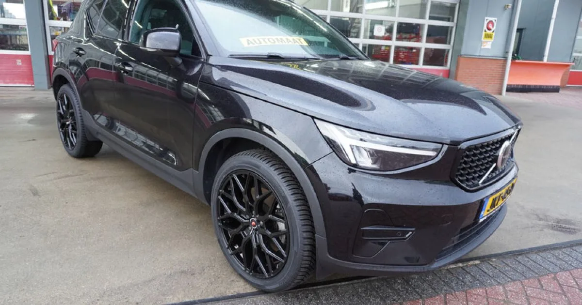 Volvo XC40 (2023) — foto 1