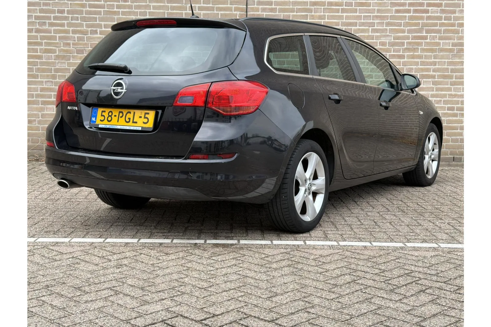 Opel Astra (2011) — foto 1