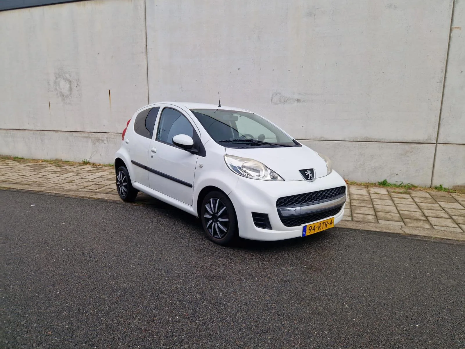 Peugeot 107 (2011) — foto 1