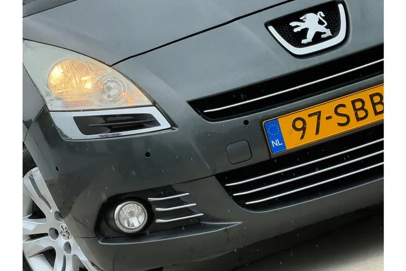 Peugeot 5008 (2011)