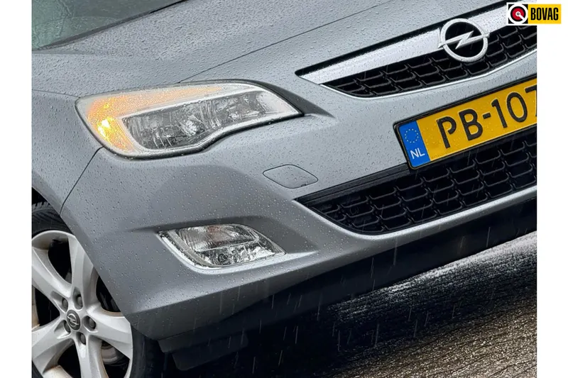 Opel Astra (2011)
