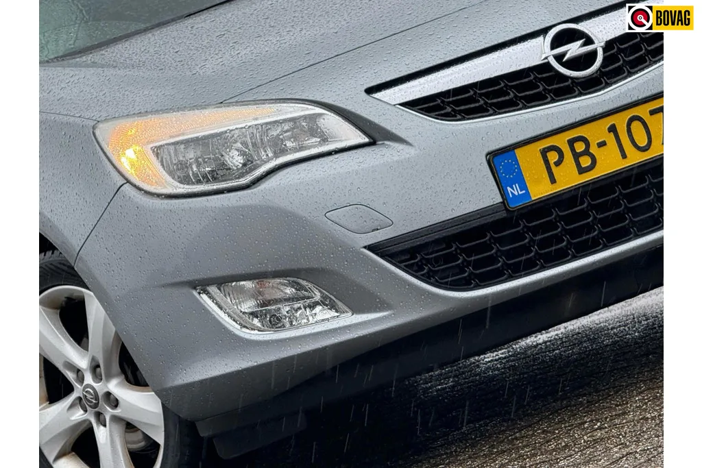 Opel Astra (2011) — foto 1