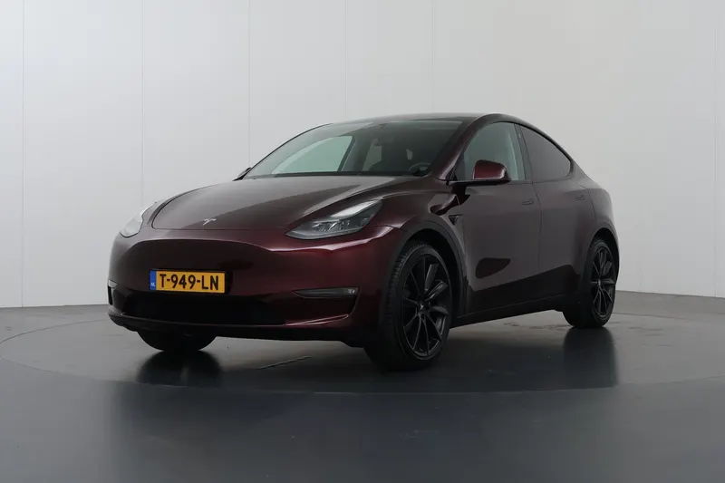 Tesla Model Y (2023)