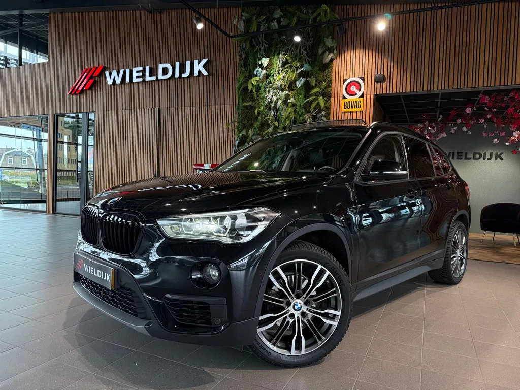 BMW SDrive18i (2018) — foto 1
