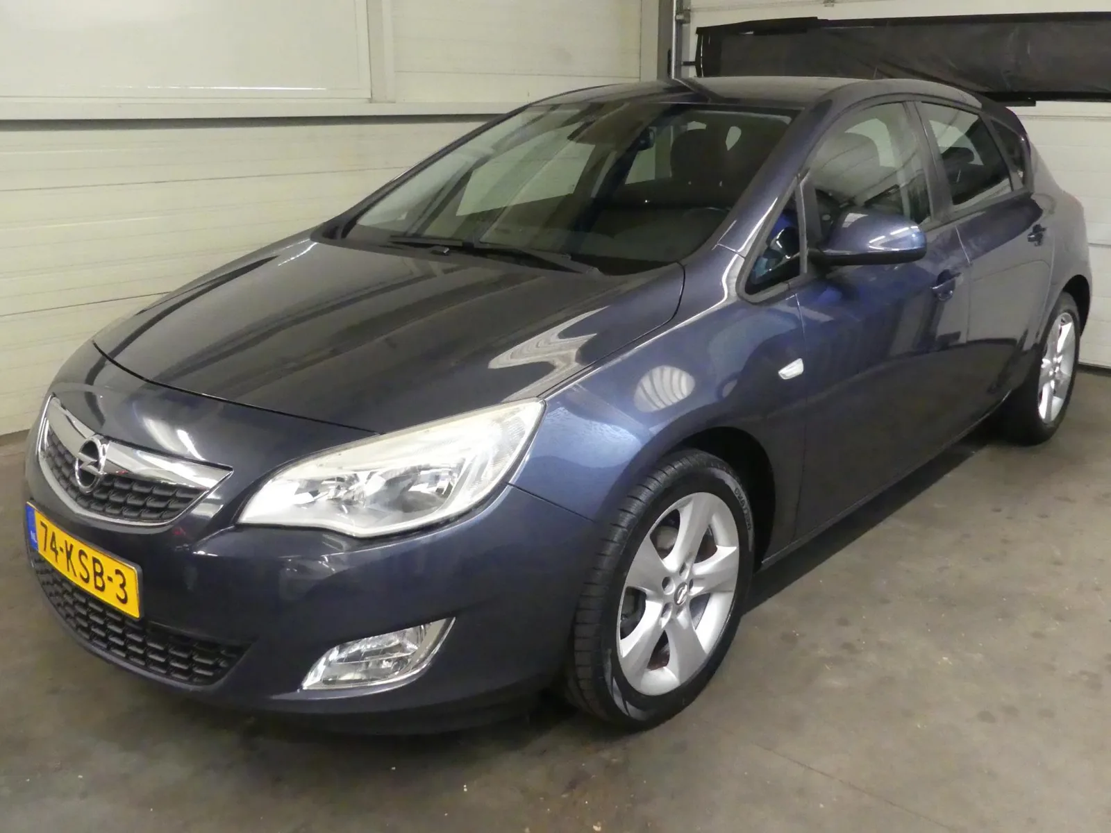 Opel Astra (2010) — foto 1