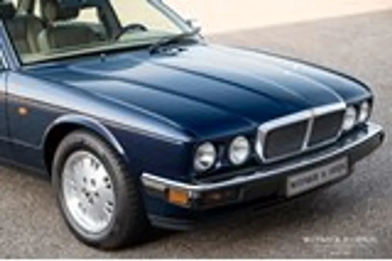 Jaguar XJ (0)