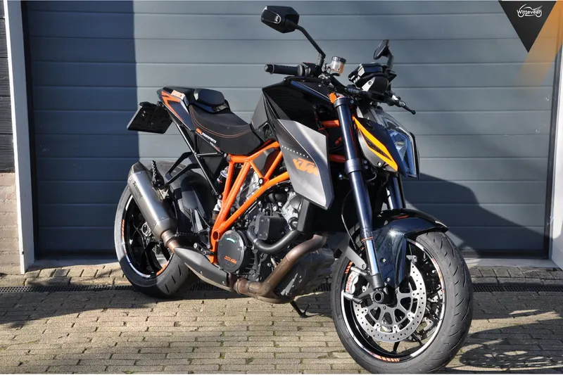 KTM 1290 SuperDuke R (2016)