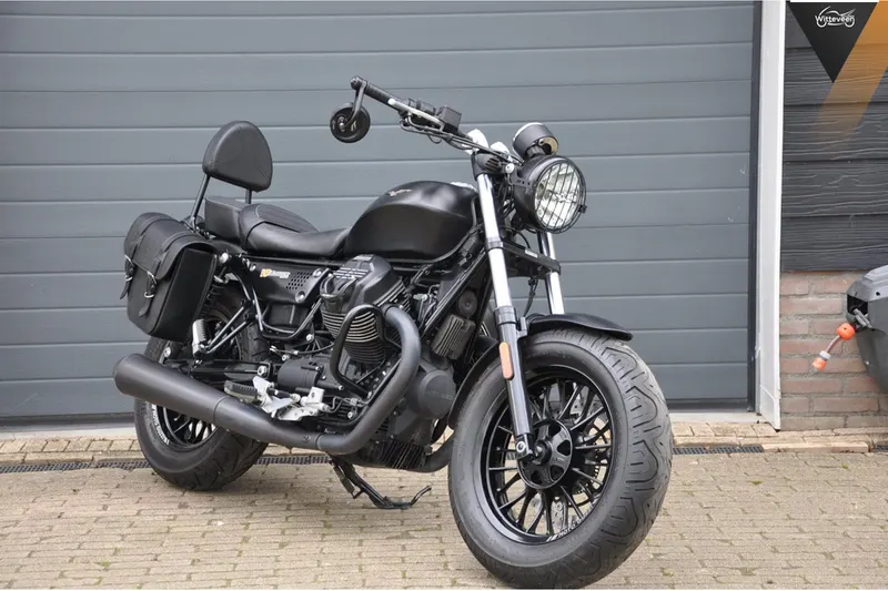 Moto Guzzi V9 Bobber (2016)