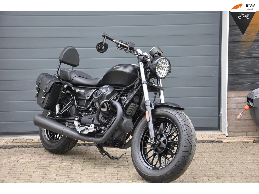 Moto Guzzi V9 Bobber (2016) — foto 1
