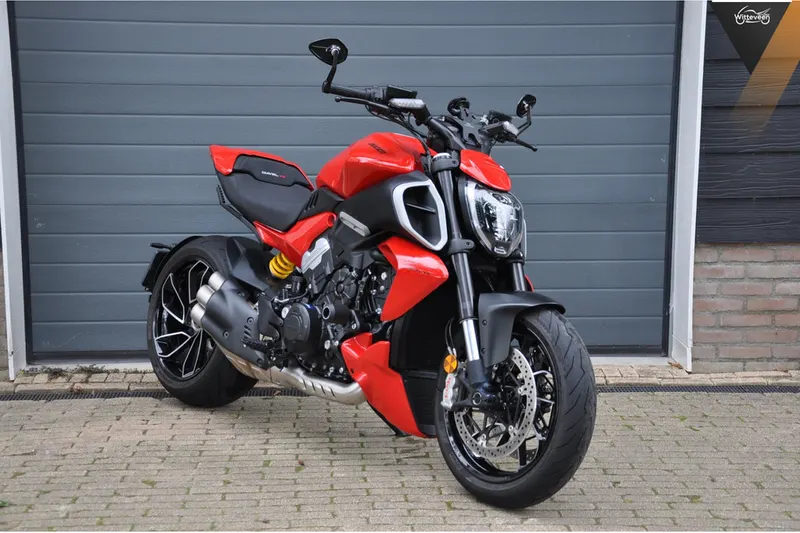 Ducati Diavel V4 (2023)