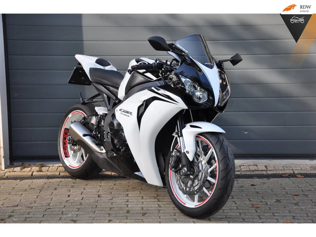 Honda CBR 1000 RR Fireblade (2008) — foto 1