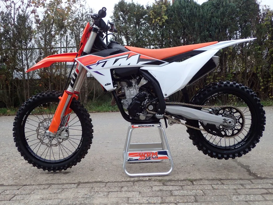 KTM 250 SX-F (2024) — foto 1