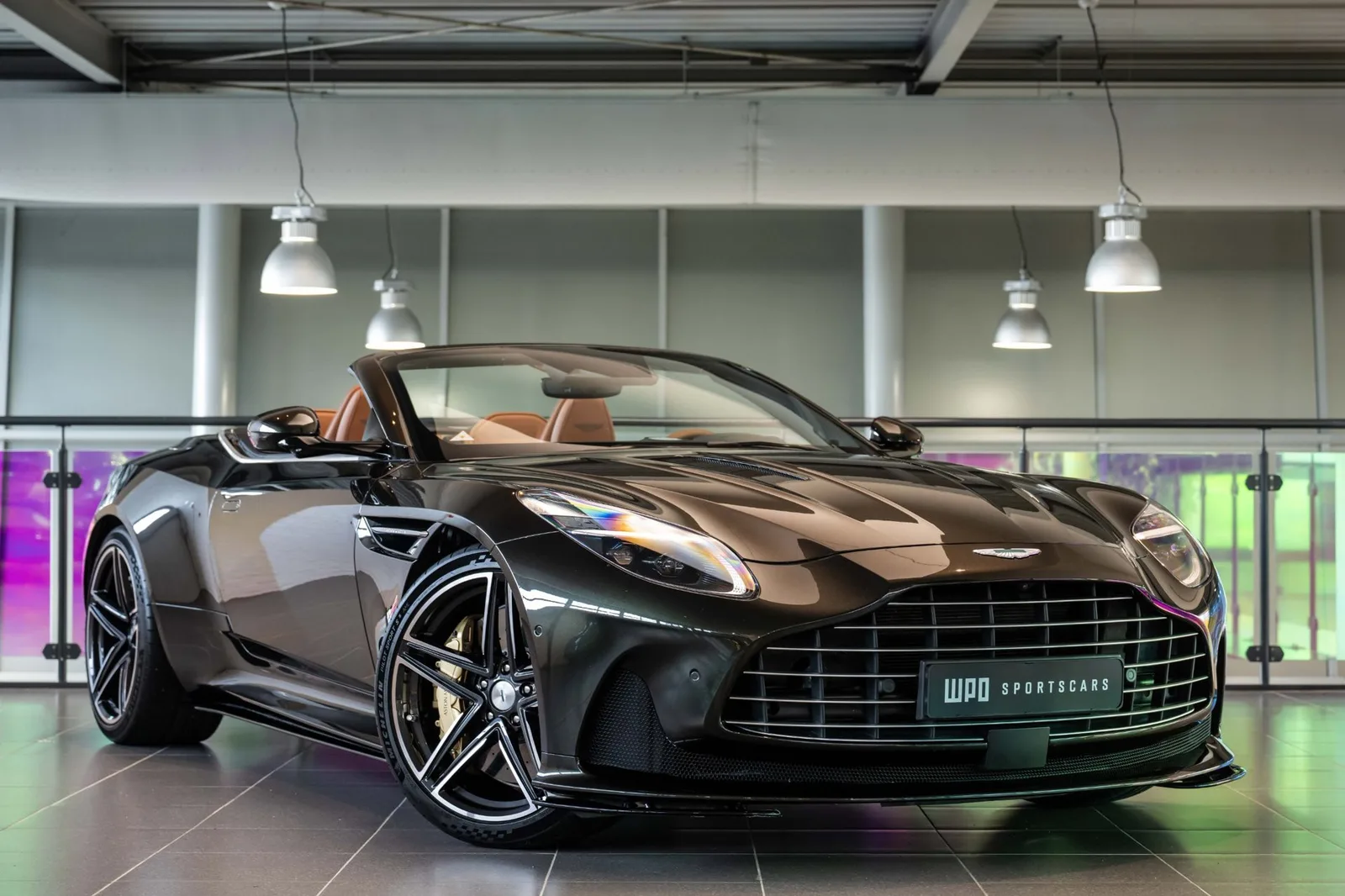 Aston Martin DB12 Volante (2024) — foto 1