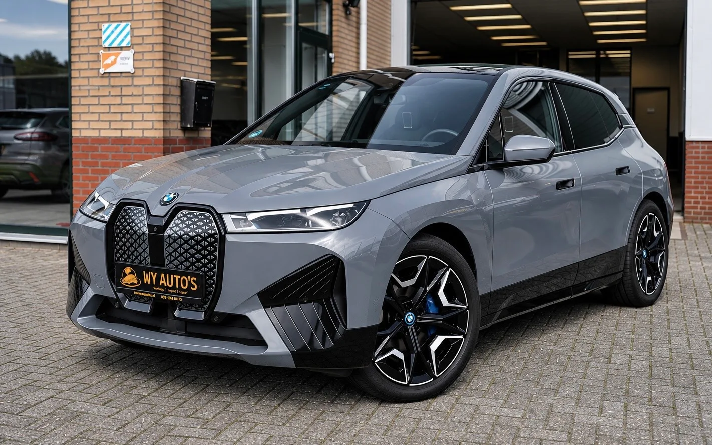 BMW iX (2023) — foto 1