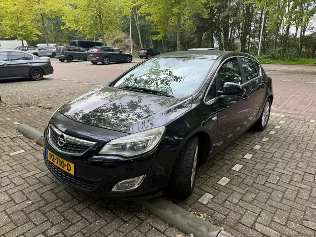 Opel Astra (2010) — foto 1