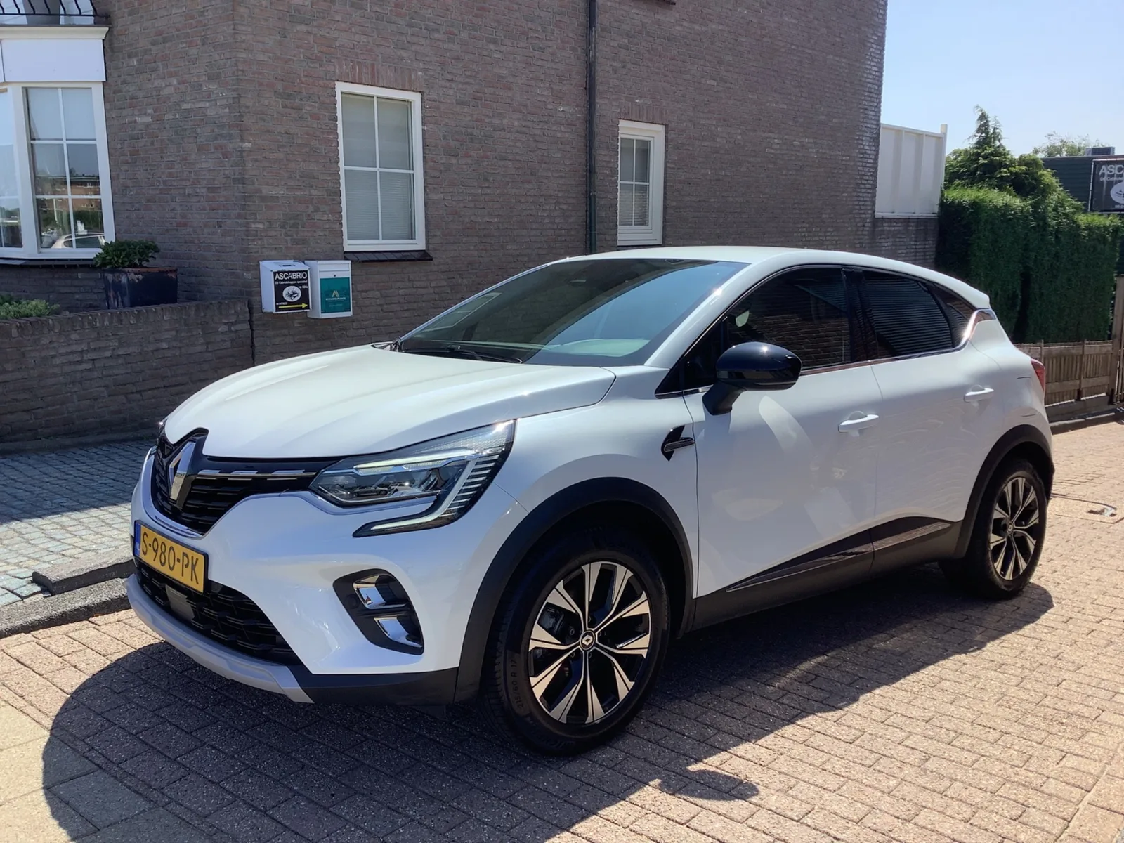 Renault Captur (2023) — foto 1